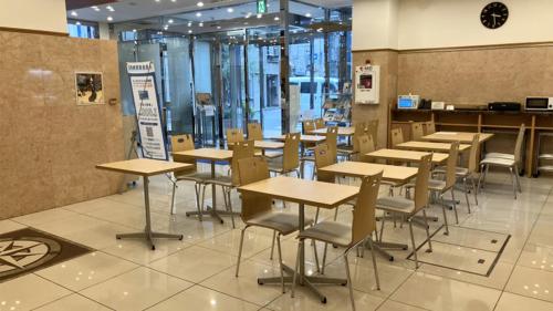a row of tables and chairs in a cafeteria at Toyoko Inn Kawasaki Ekimae Isago in Kawasaki