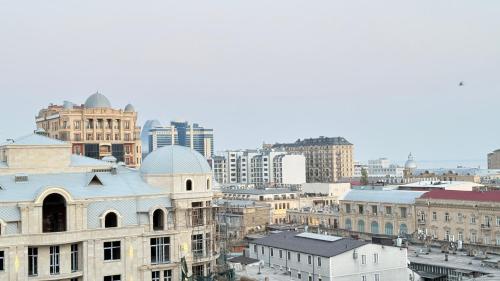 uma vista do horizonte de uma cidade com edifícios em Ocean apart em Baku