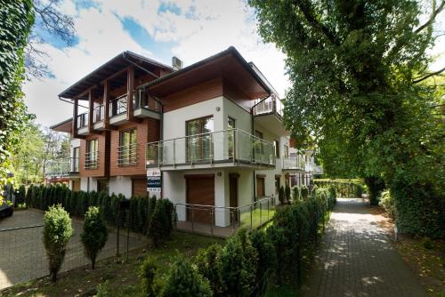 a house with a balcony on a street at Apartament Rozgwiazda in Jastrzębia Góra