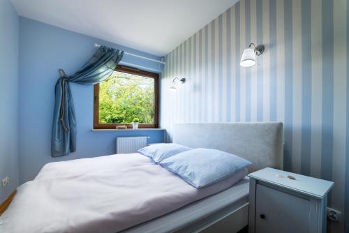 ヤストシェンビャ・グラにあるApartament Rozgwiazdaの青いベッドルーム(ベッド1台、窓付)