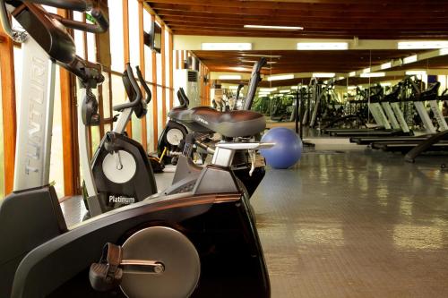 Fitness centrum a/nebo fitness zařízení v ubytování BM Beach Hotel