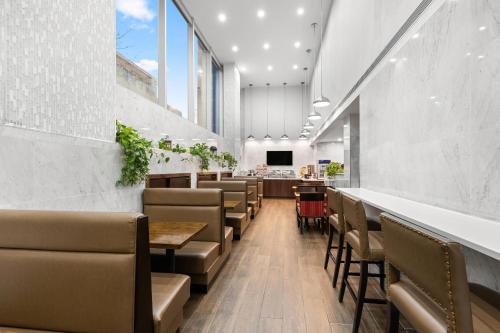 a restaurant with chairs and tables and a bar at Comfort Inn Prospect Park-Brooklyn in Brooklyn