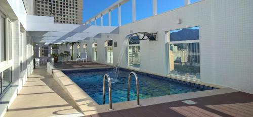 ein Schwimmbad in der Mitte eines Gebäudes in der Unterkunft Hotel Atlântico Tower in Rio de Janeiro