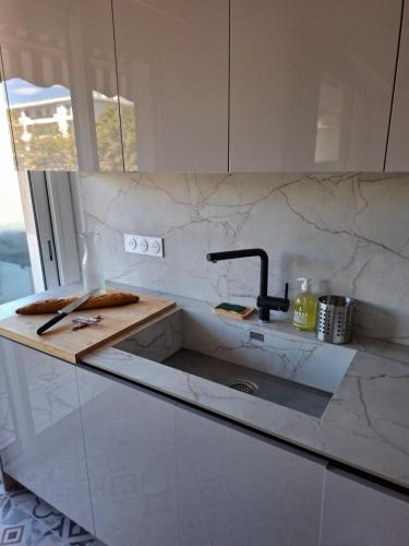 Elegant and comfortable 3 room, beach & transport within walking distance