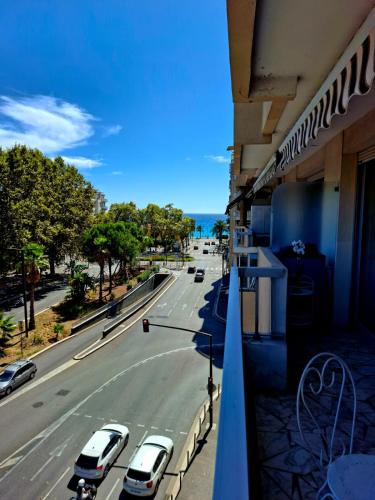 Elegant and comfortable 3 room, beach & transport within walking distance