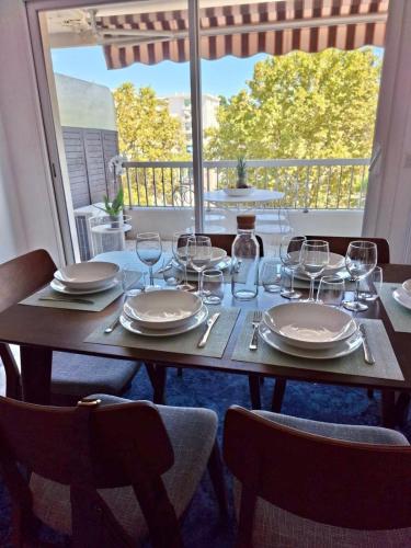 Elegant and comfortable 3 room, beach & transport within walking distance