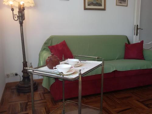 ein Tisch mit zwei Schüsseln neben einer Couch in der Unterkunft Casa Anna by Holiday World in Bogliasco