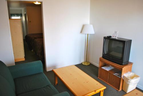 Uma televisão e/ou sistema de entretenimento em Central Motel