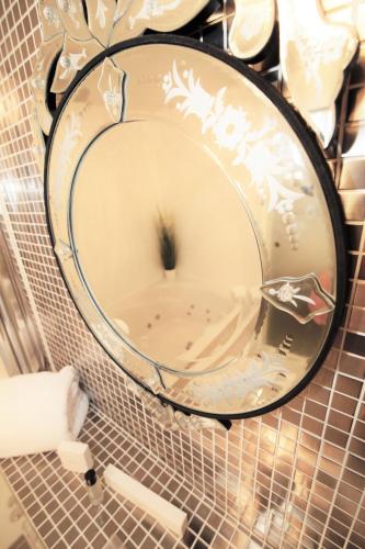 a mirror on a rack in a bathroom at Who'd A Thought It in Lenham