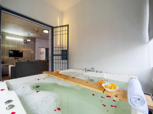 ein Badezimmer mit einer mit Blut gefüllten Badewanne in der Unterkunft Palette Mountain Mist Villa | 2BHK | Jacuzzi | Pool | Lonavala in Lonavla