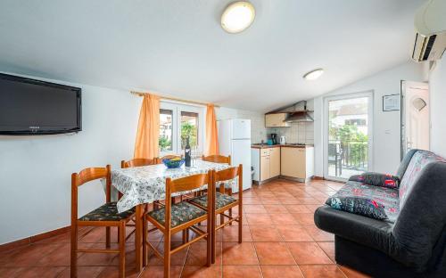 Helles Apartment nur 250 Meter zum Strand mit Grill, Parkplatz, Waschmaschine