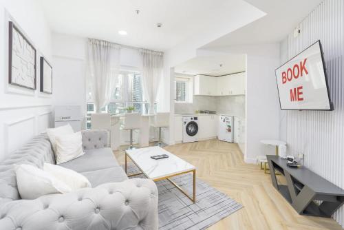 Free housekeeping visits during your stay - StayShort - Prime 2BR Retreat in JLT that Sleeps 4