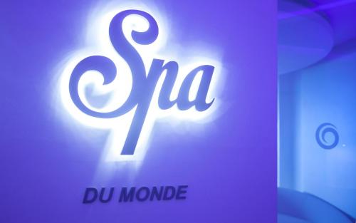 a lit up sign with the words dry mondo at La Cigale Tabarka in Tabarka
