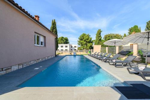 Bezaubernde Villa nur 400 Meter zum Strand mit Privatpool, Parkplatz für 3 Autos, Grill