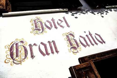 a sign with the words wolf bluff written on it at Hotel Gran Baita in Gressoney-Saint-Jean