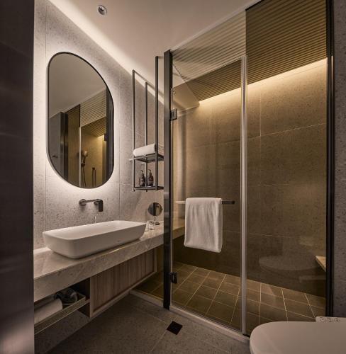 ein Badezimmer mit Waschbecken und Dusche in der Unterkunft Hotel UKETAMO in Taipeh