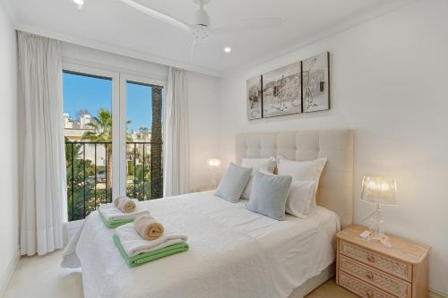 Las Cañas Beach - Marbella Golden Mile by Finest Rentals