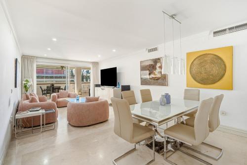 Las Cañas Beach - Marbella Golden Mile by Finest Rentals