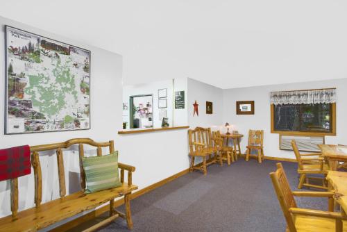 Ein Sitzbereich in der Unterkunft Super 8 by Wyndham Lake George/Warrensburg Area