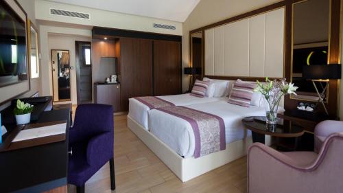 a hotel room with a bed and a table and chairs at La Cigale Tabarka in Tabarka