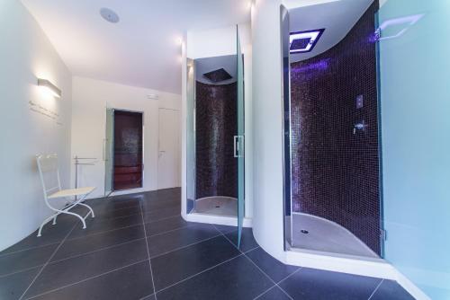 a bathroom with a walk in shower and a chair at Centro Vacanze Camping Spinnaker in Marina Palmense