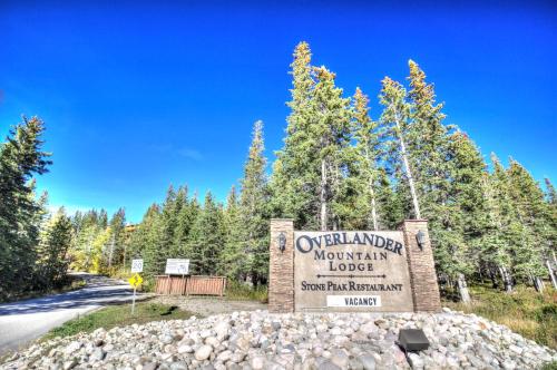 a sign for the okanagan mountain lodge at Overlander Mountain Lodge in Jasper