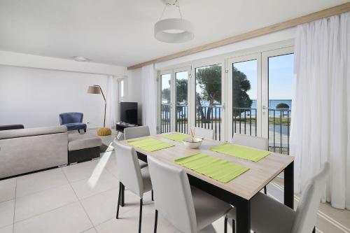 Luxusapartment mit Meerblick, Pool und Garage