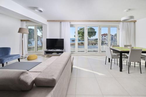 Luxusapartment mit Meerblick, Pool und Garage