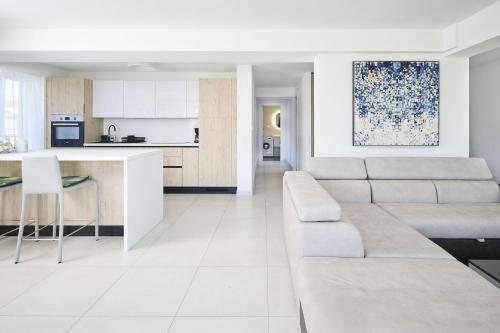 Luxusapartment mit Meerblick, Pool und Garage