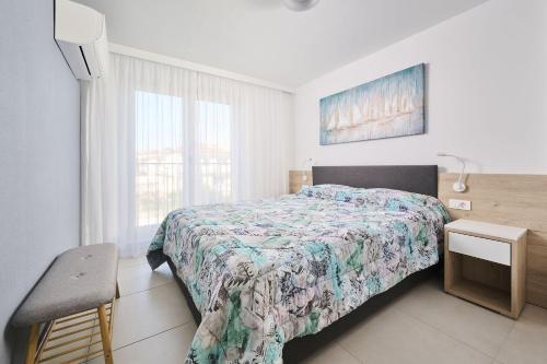 Luxusapartment mit Meerblick, Pool und Garage
