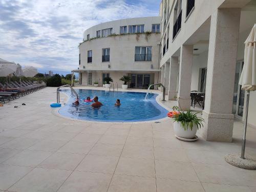 Luxusapartment mit Meerblick, Pool und Garage