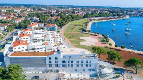 Luxusapartment mit Meerblick, Pool und Garage