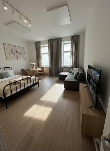 2 Rooms, 2 TVs, full Kitchen - T25