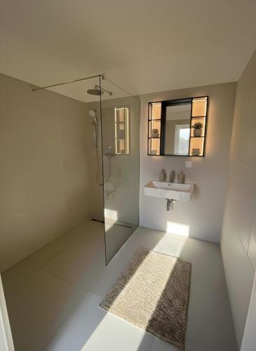 2 Rooms, 2 TVs, full Kitchen - T25