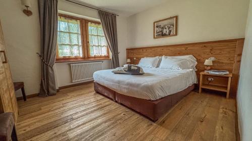 a bedroom with a large bed and a wooden floor at Appartamento Montagnards in Morgex