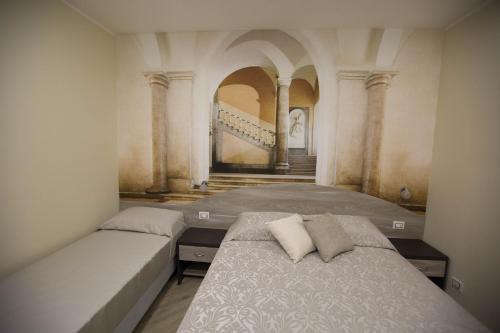 - 2 lits dans une grande chambre avec un escalier dans l'établissement 4 Rent, à Albano Laziale