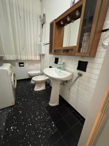 ein Badezimmer mit Waschbecken und Toilette in der Unterkunft Cleo Calla in Ancona