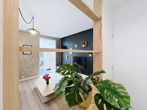 a bedroom with a potted plant in a room at Le Forum - Appartement rare - Parking privé - Centre - Reims in Reims