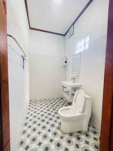 a bathroom with a toilet and a sink at Nongkhiaw Chansai Guesthouse in Nongkhiaw