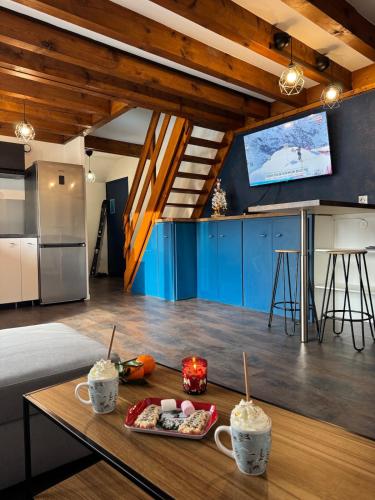 ein Wohnzimmer mit einem Tisch mit einem Tablett mit Essen in der Unterkunft Duplex cosy in Challes-les-Eaux