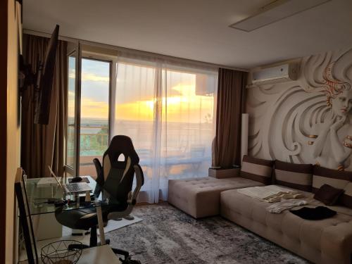 1-bedroom Apartment in a Resort with 6 Pools, Top Floor, Stunning Sunset View