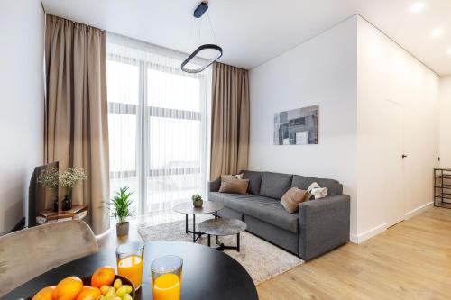 Foto Cozy Top-Floor Apartment with City Views Vilnius 1