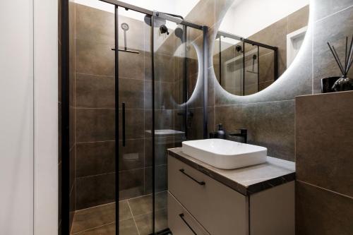 Foto Cozy Top-Floor Apartment with City Views Vilnius 3