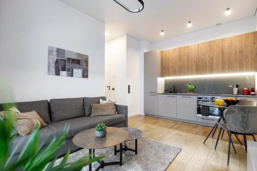 Foto Cozy Top-Floor Apartment with City Views Vilnius 4
