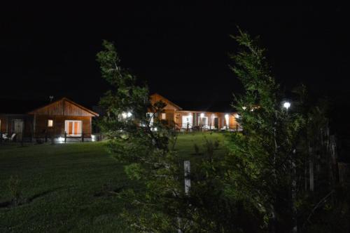 a house at night with the lights on at Cabañas Teuepen in El Calafate