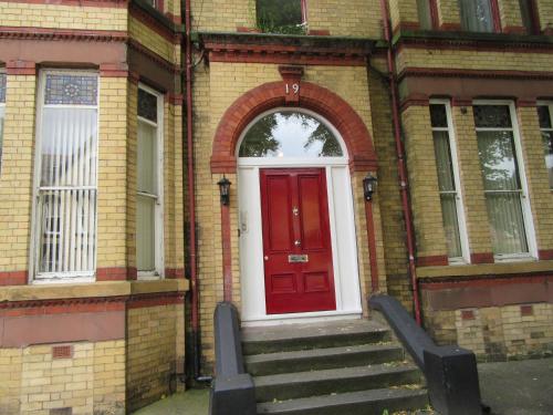 The facade or entrance of No 4 - LARGE 2 BED NEAR SEFTON PARK AND LARK LANE