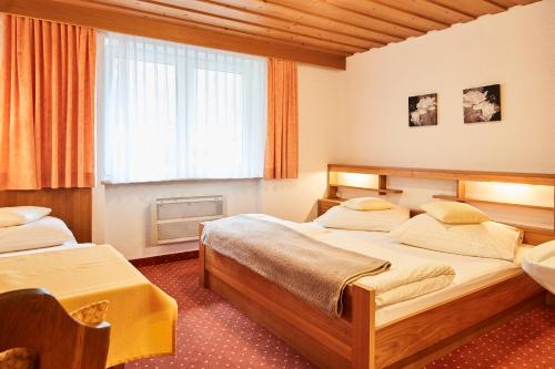 Un pat sau paturi într-o cameră la Haus Bergfrieden
