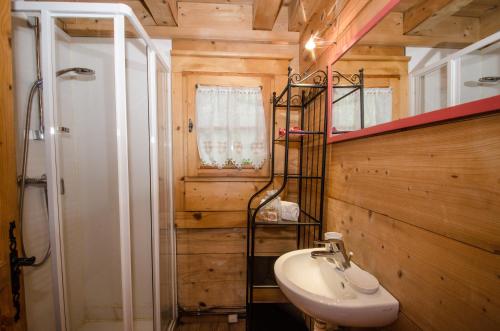 y baño con lavabo blanco y ducha. en Chalet Sépia, en Chamonix-Mont-Blanc