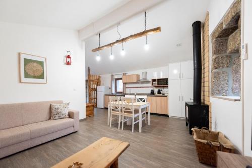 a living room with a couch and a table at Quinta do Limite - Casa do Camponês in Covilhã