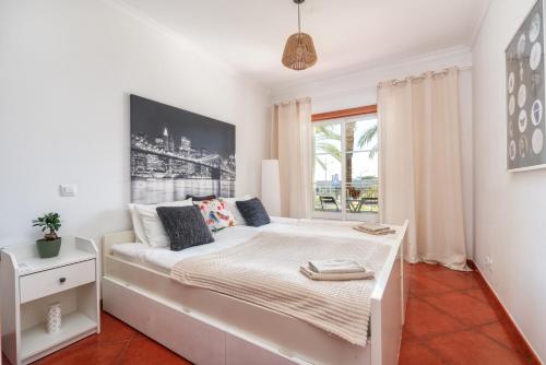 BnB Homes Apartment with cozy Terrace & 2 Swimming pools near the heart city